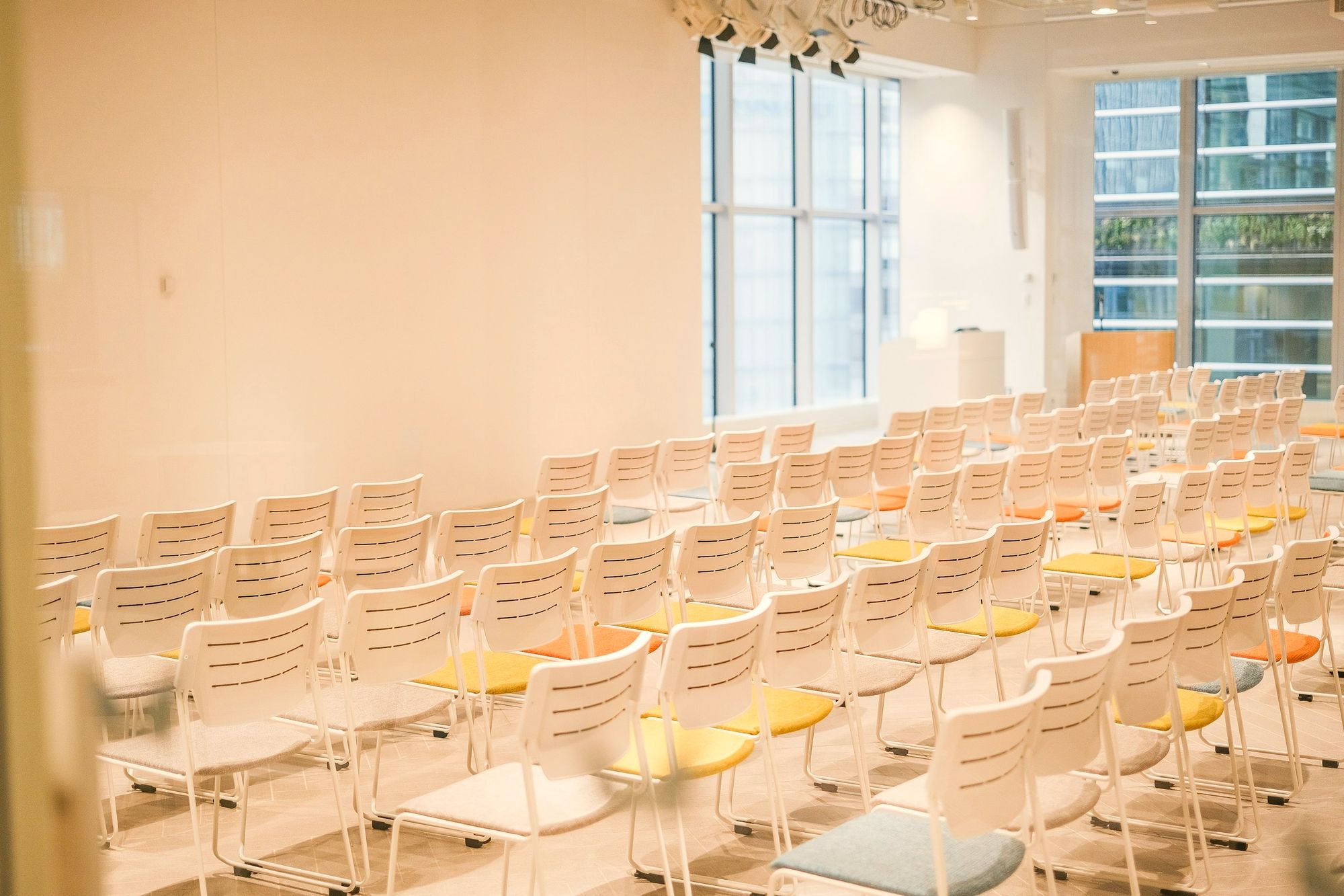 Una sala luminosa pronta per un seminario