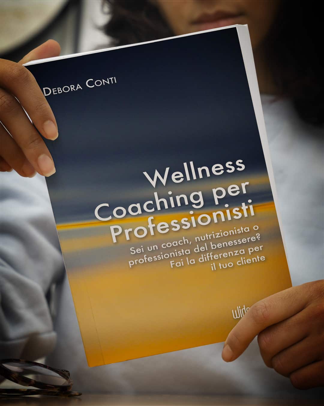 Potenzia la tua pratica professionale! Con Wellness Coaching per Professionisti, Debora Conti condivide strategie di PNL per coinvolgere i tuoi clienti e aiutarli a raggiungere il loro obiettivo di peso.